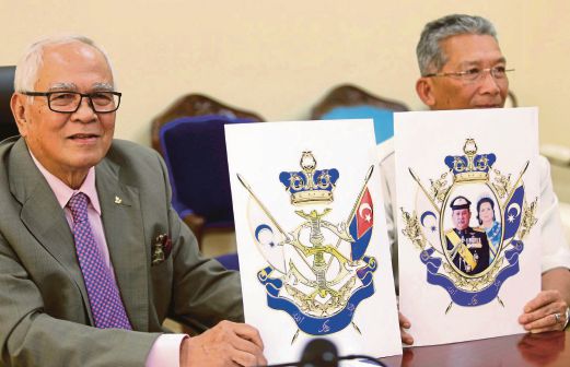 ABDUL RAHIM (kiri ) menunjukkan logo rasmi Istiadat Kemahkotaan Duli Yang Maha Mulia Sultan Johor, semalam.