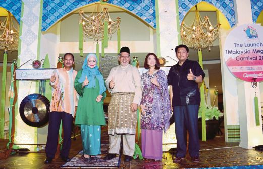 KETUA Pengarah Pelancongan Malaysia, Datuk Mirza Mohammad Taiyab (tengah) bersama Ketua Sekretariat Membeli Belah Malaysia, Baizuri Baharom (dua dari kiri) merasmikan Kempen Membeli Belah 1Malaysia. 