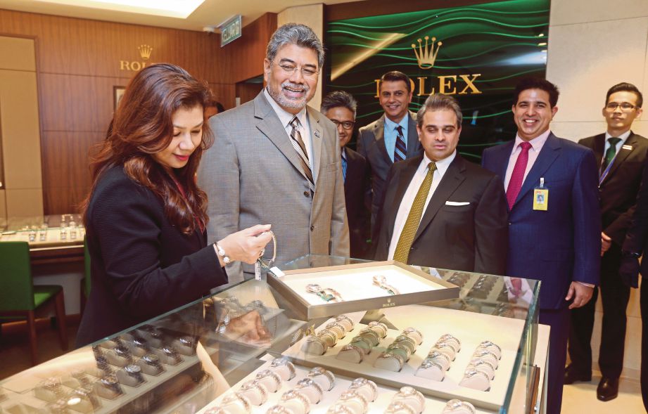 MOHD Badlisham (dua dari kiri) dan Valiram (tiga dari kanan) melihat koleksi jam tangan Rolex yang dipamerkan di butik Rolex di Bangunan Satelit, KLIA.