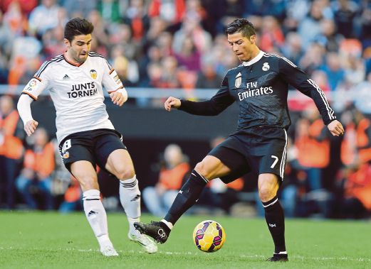 RONALDO (kanan)  jaring gol tunggal Real menerusi sepakan penalti.
