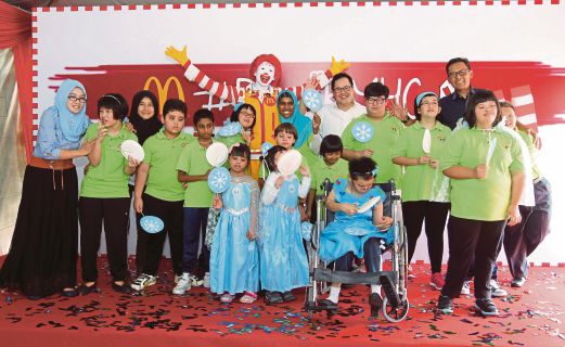 AZMIR (tiga dari kanan) bergambar bersama Special Children Society Ampang pada Majlis Pelancaran Kempen Tabung Demi RMHC-I’m For The Kids.