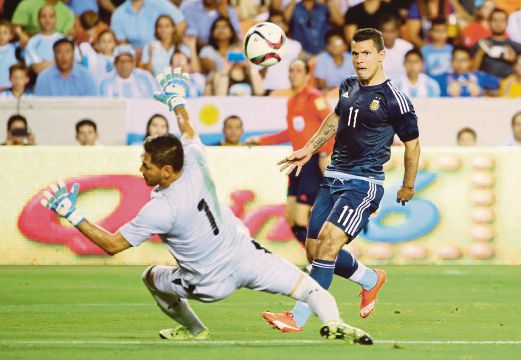 AGUERO jaring dua gol untuk Argentina.