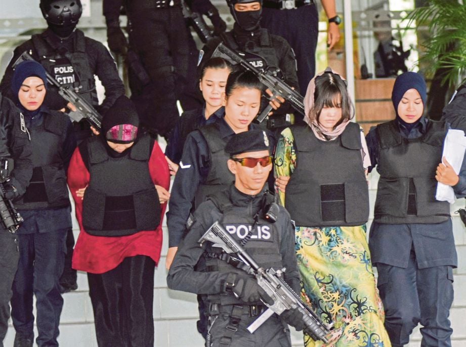 SITI Aisyah (belakang) dan Doan (depan) dikawal oleh anggota polis ketika keluar dari Mahkamah Tinggi Shah Alam. 