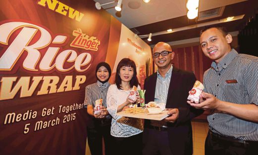 TAUFEK (dua dari kanan), Timbalan Pengurus Besar Arus Perdana QSR Brands (M) Holdings Sdn Bhd, Evelyn Ng (dua dari kiri) pada pelancaran KFC Zinger Rice Wrap. 