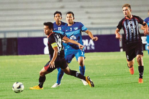 PEMAIN Frenz United A, Muhammad Saddam (kiri) menghalang hantaran pemain Chonburi FC, Settawut Wongsai.