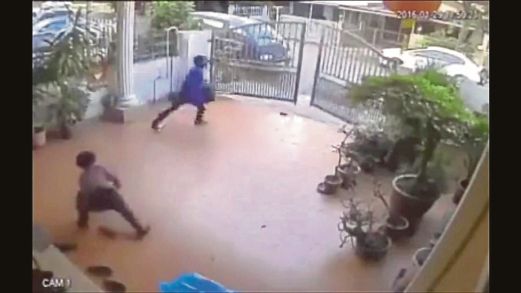  RAKAMAN CCTV menunjukkan  suspek melarikan diri selepas menyerang pemilik rumah.
