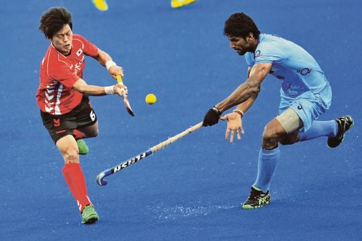 PEMAIN Korea Lee Namyong (kiri) diasak pemain India Rupinder Singh.