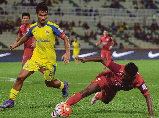 ALI (kanan) diasak pemain Pahang, Matthew Davies di Stadium Darul Makmur, malam tadi.
