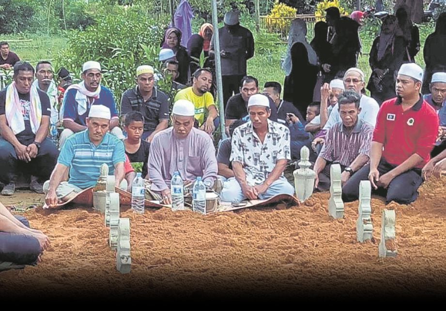 SEBAHAGIAN anggota keluarga dan waris yang hadir pada pengkebumian empat sekeluarga di Tanah Perkuburan Islam Kampung Jerung Surau, Wakaf Tapai, Marang.