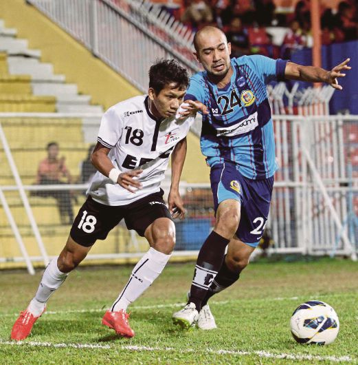 Pemain T-Team  Mohd Nor Hakim Hassan (kiri) pada aksi Piala FA menentang ATM di Stadium Sultan Ismail. 
