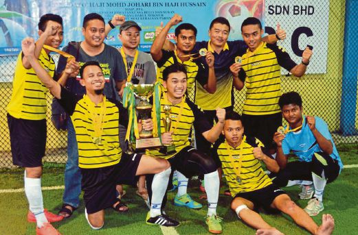PEMAIN pasukan Kampung Bukit Ibam Muadzam Shah meraikan kejayaan muncul juara.