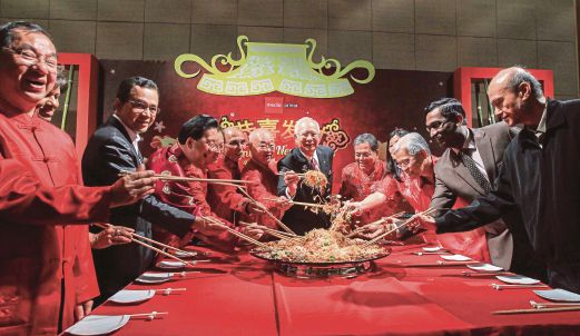   Najib bersama  Johan  (lima dari kanan) dan  Mohamed Jawhar  (lima dari kiri) menggaul Yee Sang sempena Sambutan Tahun Baru Cina Media Prima, semalam. 