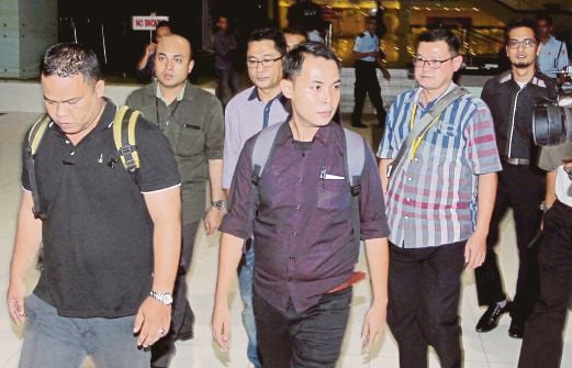  Sebahagian  anggota polis Bukit Aman keluar selepas menggeledah pejabat BOK SPRM di Menara Prisma, Presint 3 Putrajaya. 