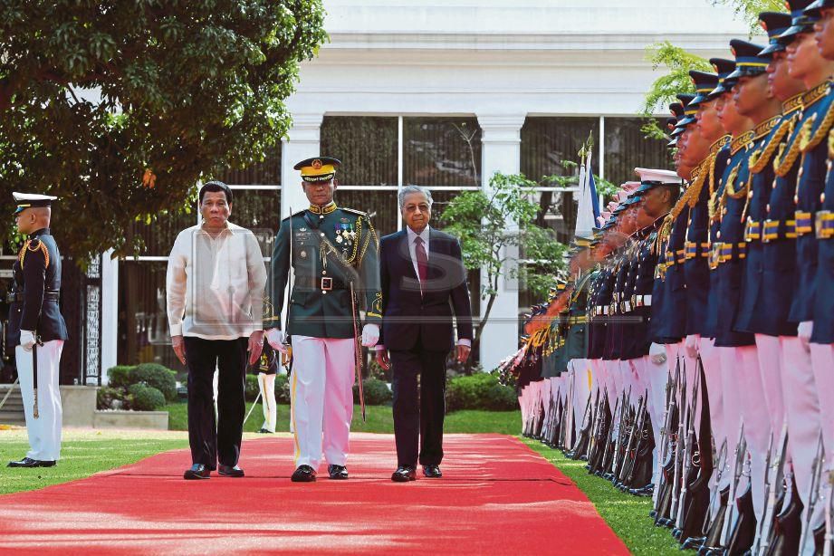 DR Mahathir memeriksa perbarisan kehormat bersama Presiden Filipina, Rodrigo Roa Duterte, semalam. 
