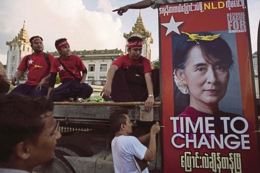 PENYOKONG  Suu Kyi mendirikan pentas di stesen kereta api utama di Yangon semalam sebagai persiapan untuk mengadakan perhimpunan besar-besaran menjelang hari mengundi Ahad depan.