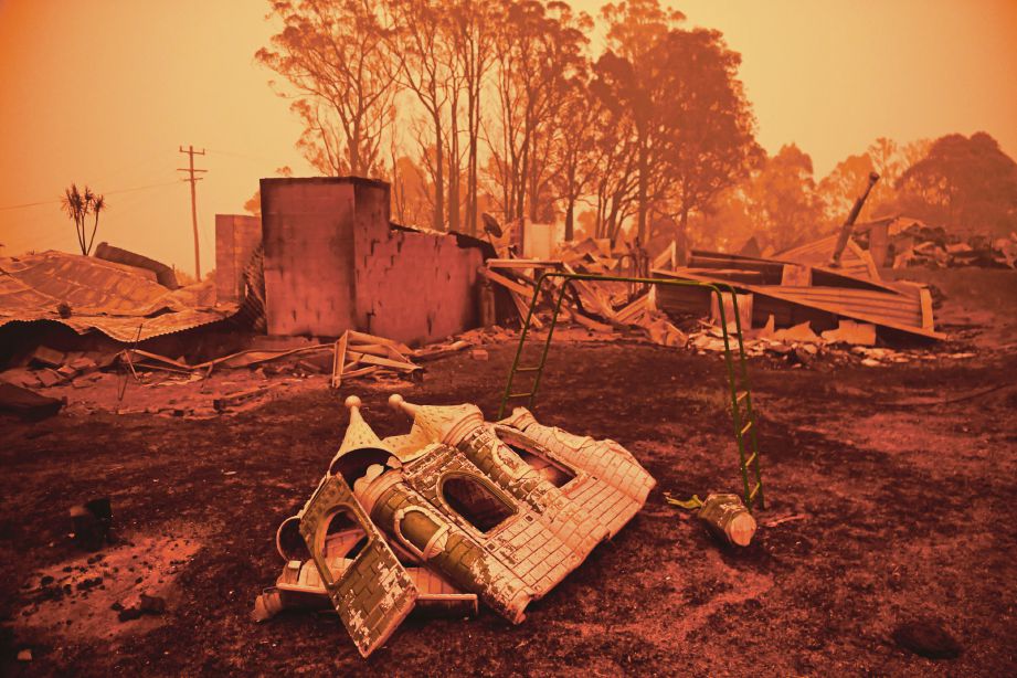 RUMAH musnah akibat kebakaran hutan  di New South Wales, Australia. - Reuters