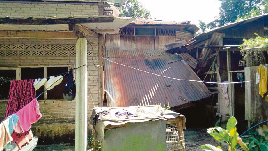   Keadaan rumah didiami lapan beranak   di Kampung Banggol Berangan, Parit Panjang.  
