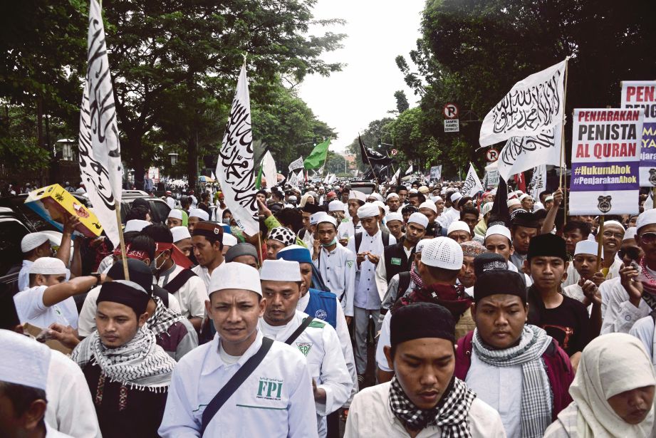 PENUNJUK perasaan berarak di Jakarta selepas solat Jumaat, semalam.- AFP 