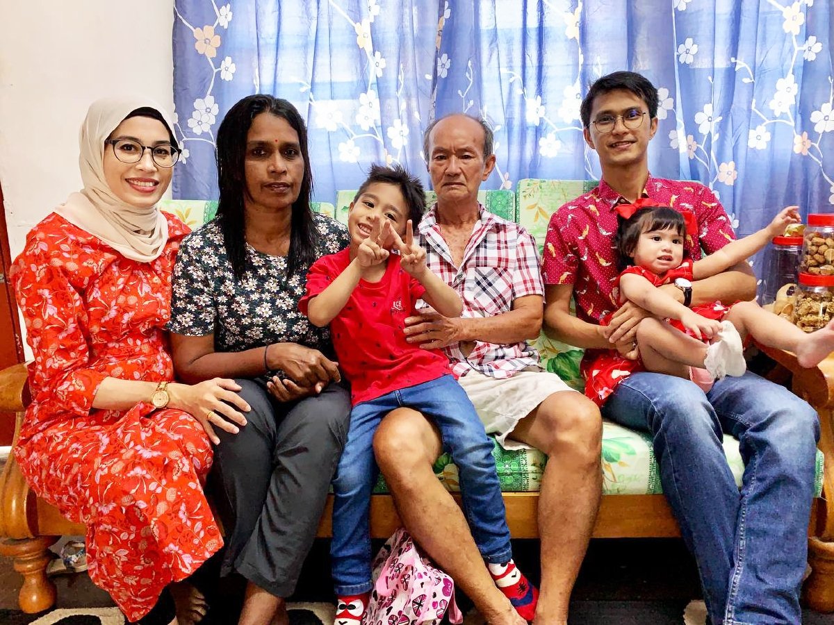  DR Siti Hajar bersama suami, anak dan ibu bapa mentuanya.