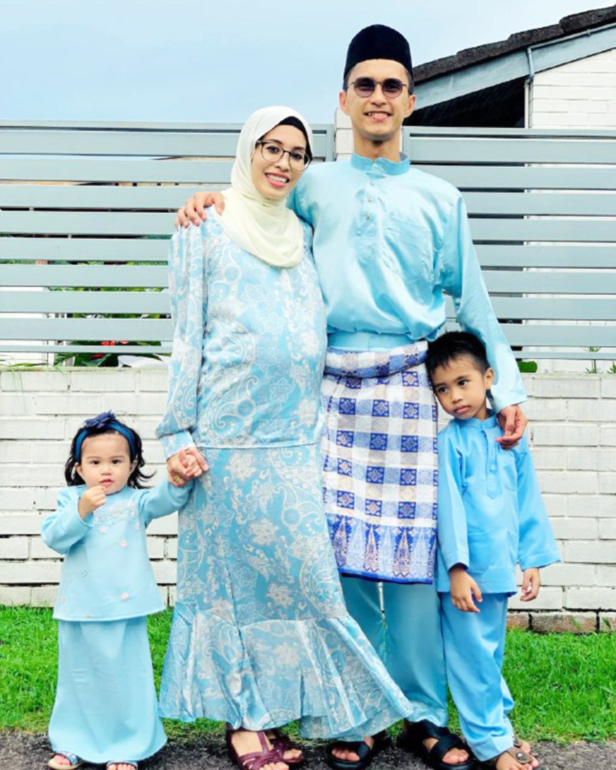SUAMI Dr Siti Hajar tidak kekok mengenakan baju Melayu ketika menyambut hari raya.