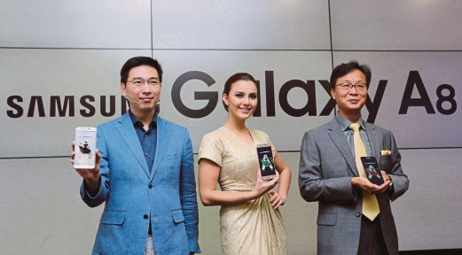 LEE Jui (kiri) bersama pelakon, Juliana Evans menunjukkan telefon Samsung Galaxy A8.
