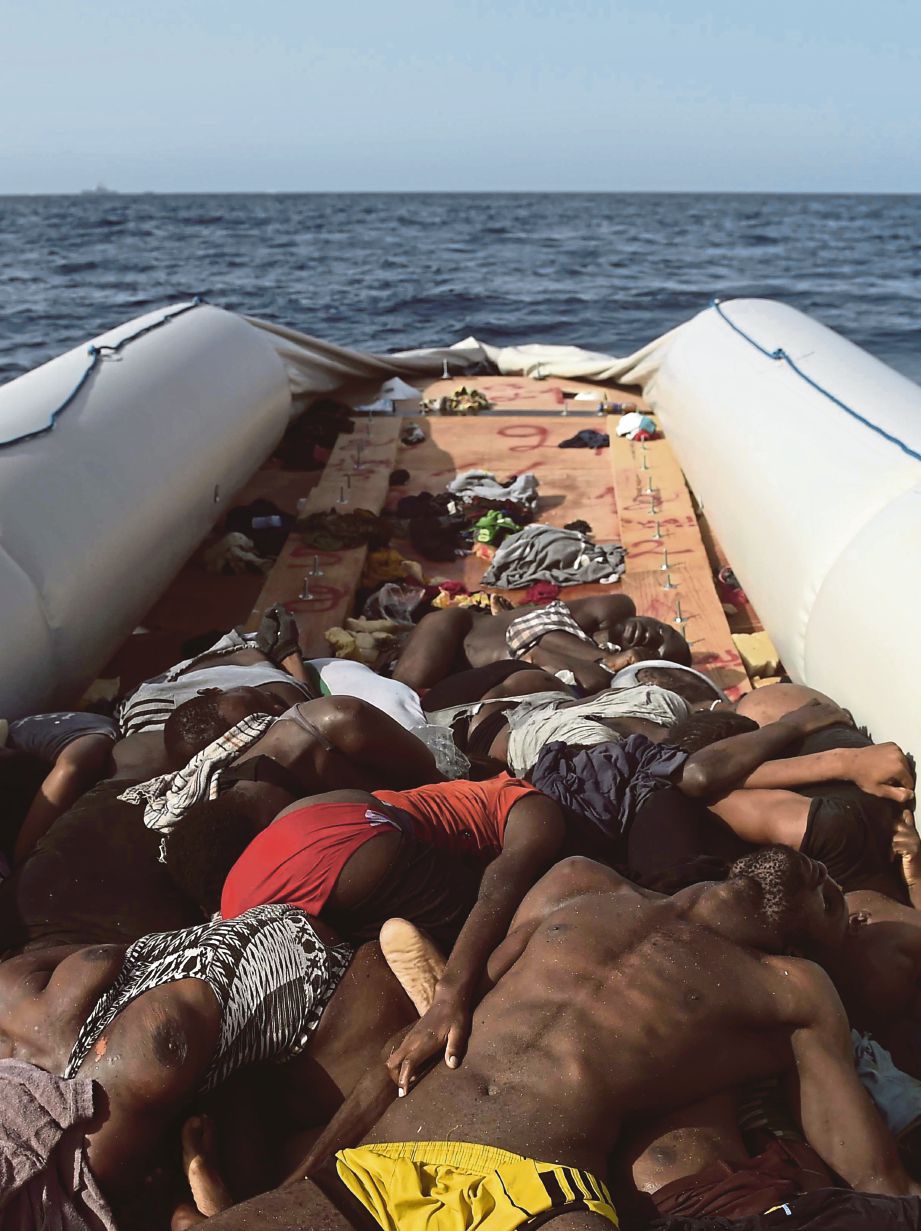 MAYAT pendatang terdampar di dalam sebuah bot getah yang ditemui terapung di Laut Mediterranean, kira-kira 18 kilometer nautika dari utara Libya, kelmarin.  - AFP 