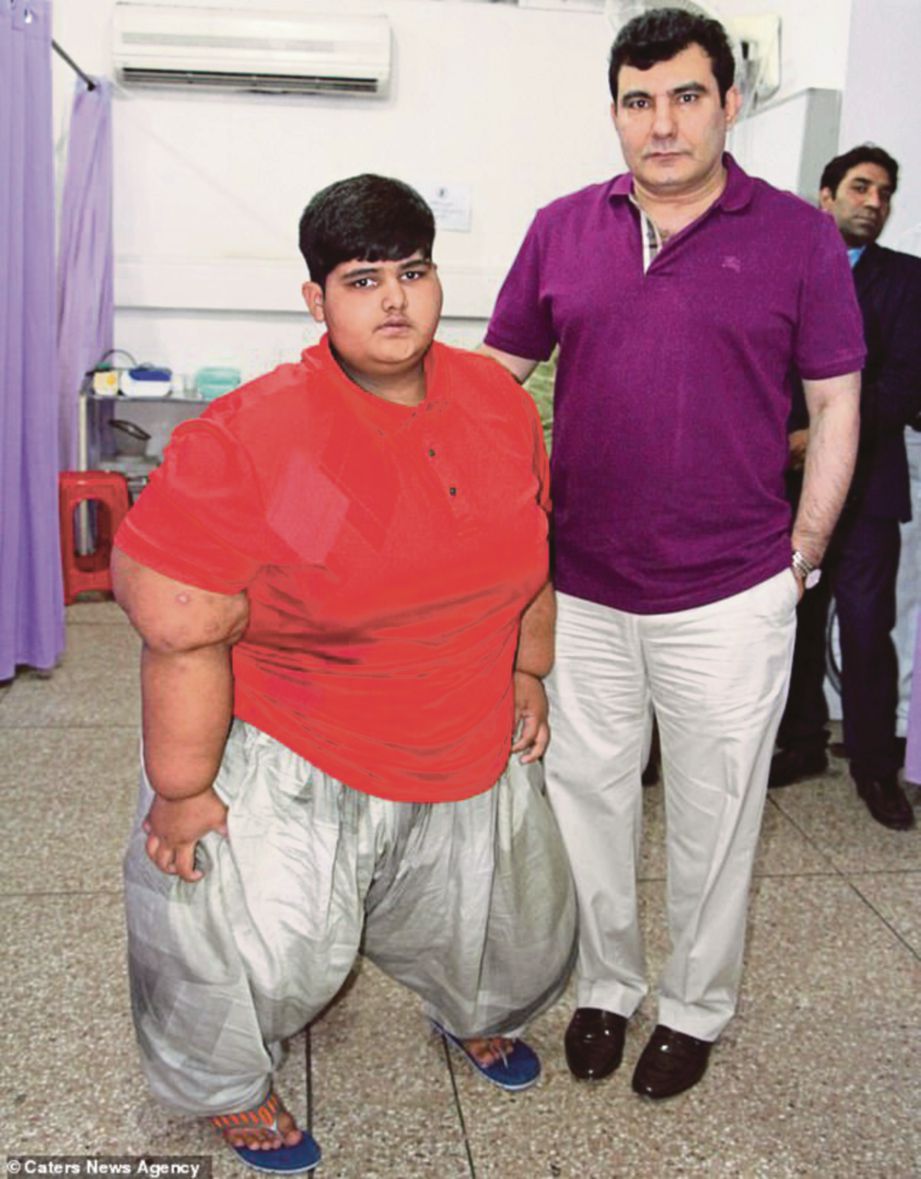 DR Maaz ul Hassan (kanan) bersetuju melakukan pembedahan bariatrik terhadap Arbrar. FOTO Caters News Agency