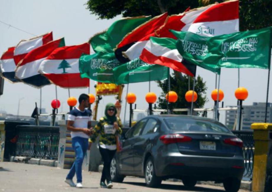  BENDERA Saudi dan sekutunya dikibarkan di sepanjang Sungai Nil menjelang mesyuarat Menteri Luar Mesir, Arab Saudi, UAE dan Bahrain di Kaherah, semalam. - Reuters  