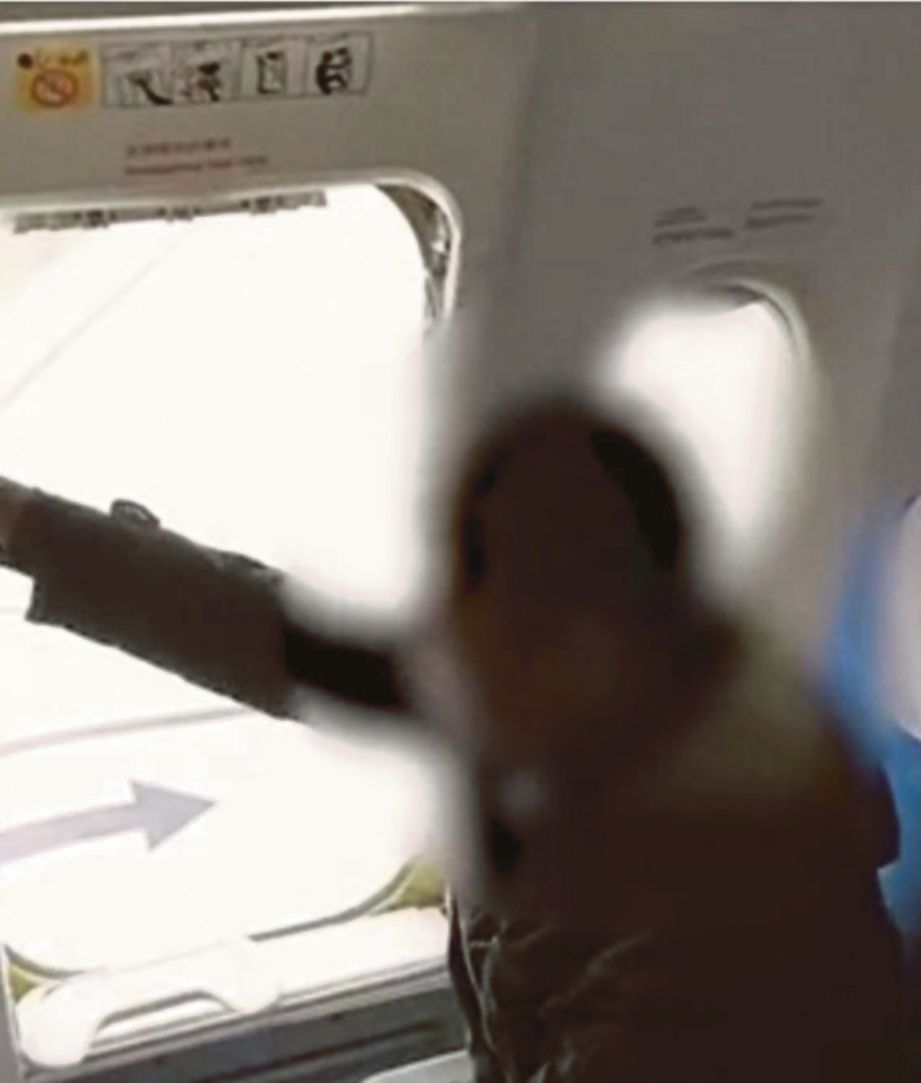 GAMBAR menunjukkan Song membuka pintu kecemasan pada pesawat yang dinaiki kerana tidak mahu beratur ketika turun. FOTO Agensi 
