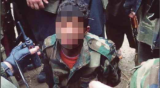 GAMBAR yang dimuat naik militan IS ke Internet menunjukkan seorang anggota tentera rejim Syria disoal sebelum dipenggal di Deir Ezzor.  