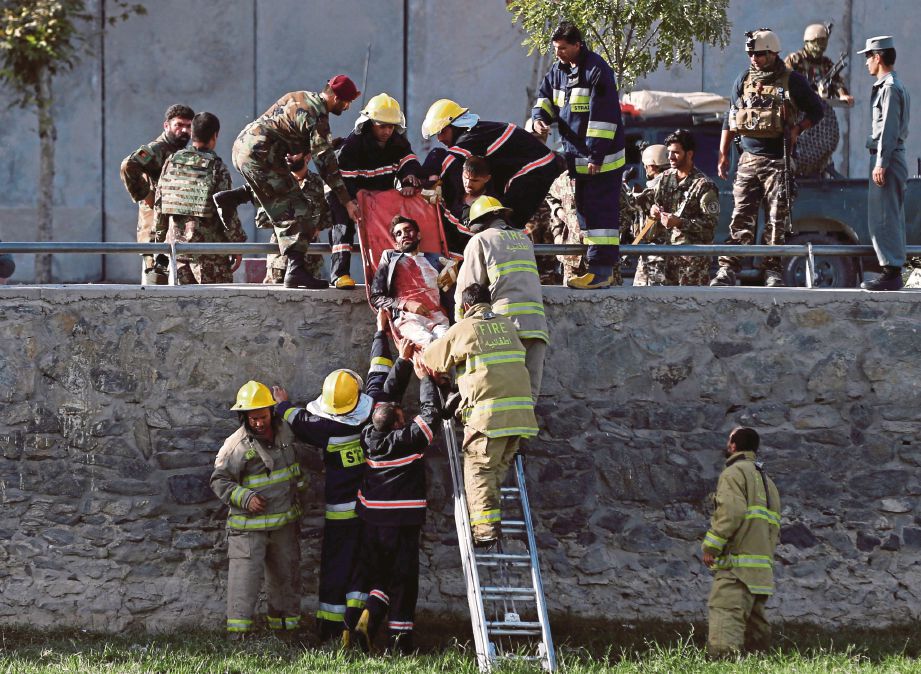 ANGGOTA keselamatan membawa mangsa serangan bom di Kabul untuk rawatan. - Reuters