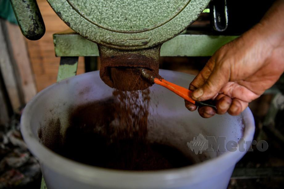 BIJI kopi yang ditumbuk menggunakan lesung hindik dimasukkan ke dalam mesin pengisar untuk dihancur sehingga menjadi serbuk sebelum dibungkus.