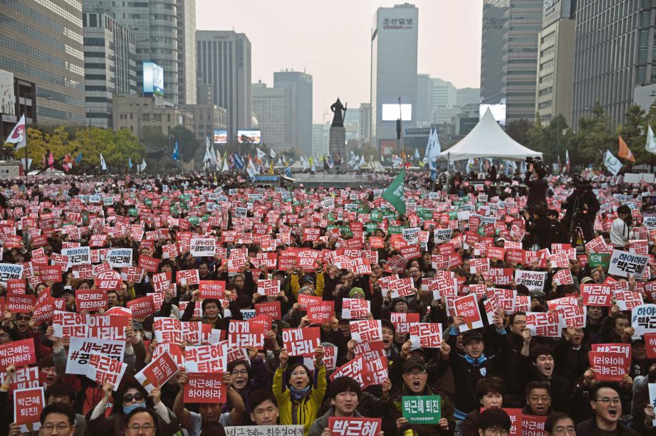PENUNJUK perasaan berhimpun di dataran Gwanghwamun di tengah Seoul ketika mengadakan demonstrasi mendesak presiden negara itu meletak jawatan, semalam.  - AFP
