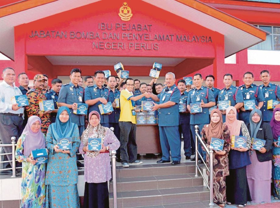 MOHD Fadzil menerima sebahagian daripada 200 #HMKotakRezeki di pekarangan Ibu Pejabat JBPM Perlis.