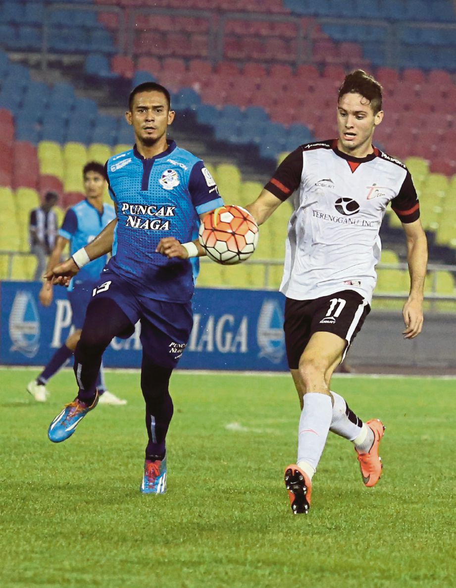 PERTAHANAN PDRM Muhamad Eskandar Ismail (kiri) diasak pemain Kedah Muhd Ariff Farhan pada aksi separuh akhir.