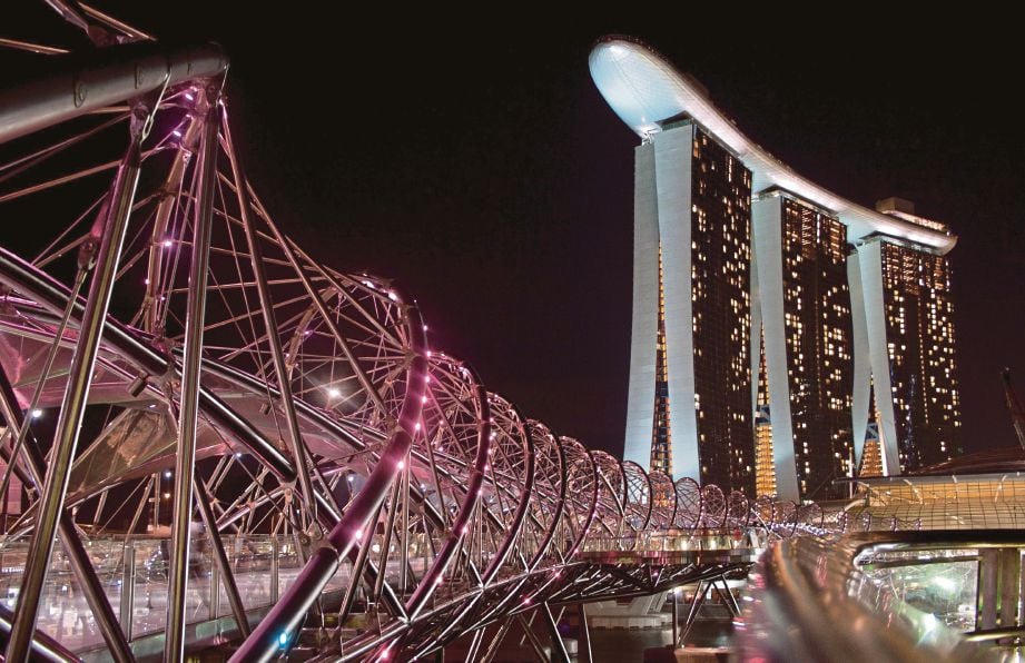 MARINA Bay Sands di Marina Bay Singapura, yang didakwa menjadi sasaran serangan militan Indonesia. - Reuters