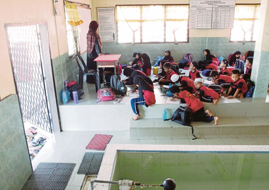  SEBAHAGIAN pelajar terpaksa meniarap ketika sesi pembelajaran di  KAFA Masjid An Nur.