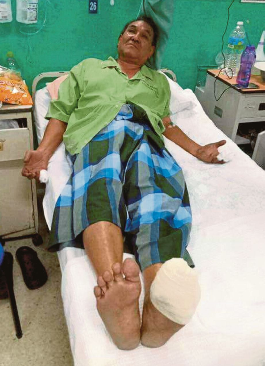 TENGKU Mahmud (gambar kiri) cedera di kaki selepas menyelamatkan cucu ketika rumahnya dijilat api. 