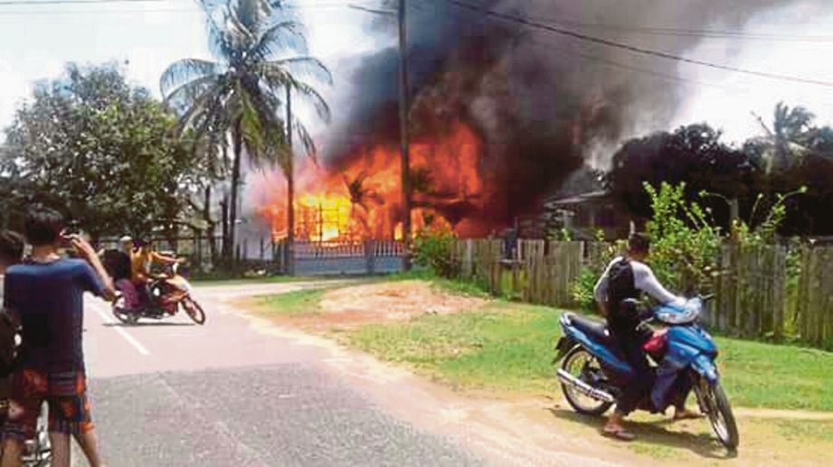 API menjulang dalam kejadian kebakaran kediaman Tengku Mahmud.