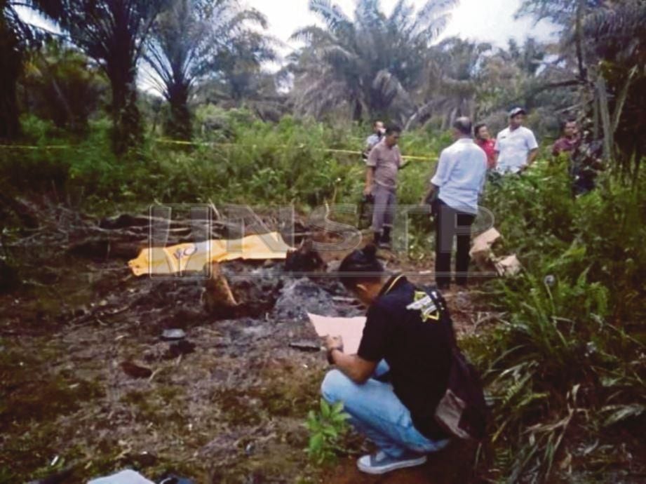 POLIS memeriksa lokasi mayat mangsa ditemui dibakar di sebuah ladang sawit di Pekan Baru, Indonesia. - Sumbar Time