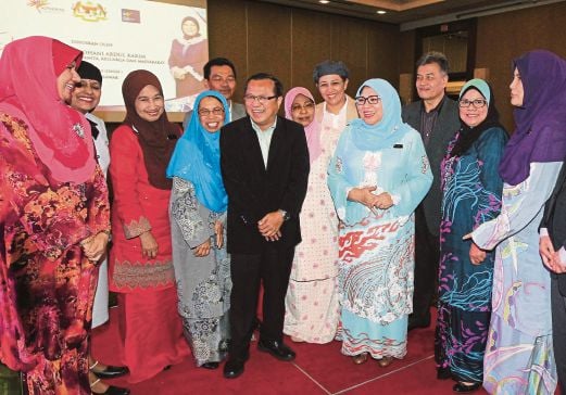  Rohani  bersama pemimpin masyarakat pada program Mari Bersama KPWKM di Hotel Hilton, Kuching, Sarawak. 