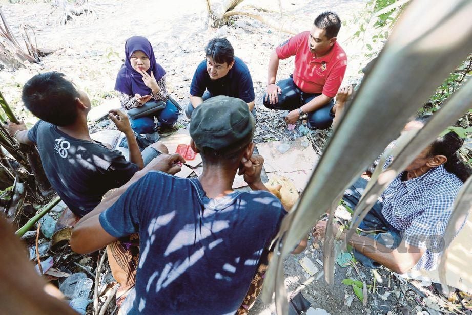 WARTAWAN menemu bual penagih yang ditahan di dalam hutan nipah tepi laut berhampiran dengan Pekan Kuala Muda. 