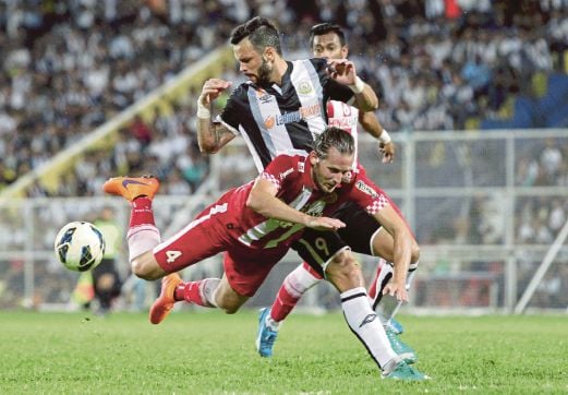 PENYERANG Terengganu Paulo Rangel (kanan) cuba melepasi asakan  pemain Kelantan Jonthan David.