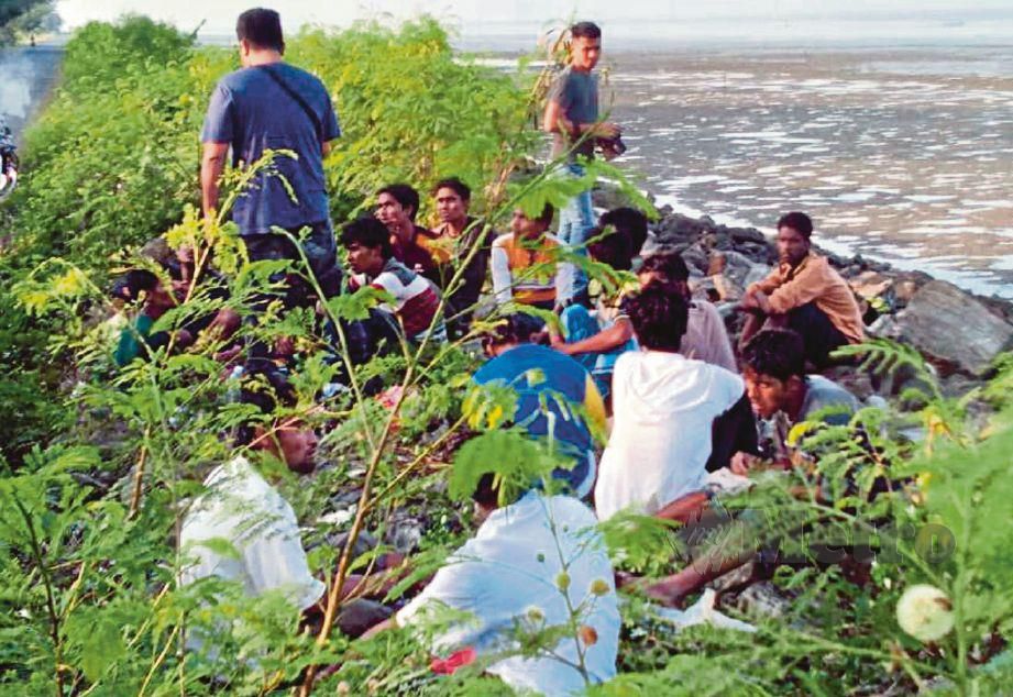 KUMPULAN PATI Rohingya berehat di kawasan berbatu di tepi pantai.