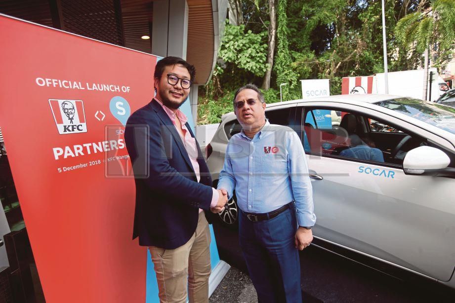  Leon   (kiri) dan   Mohamed  Azahari    pada majlis kerjasama antara KFC Malaysia dan  SOCAR,  semalam.