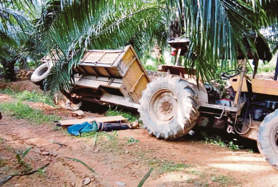  KEADAAN traktor  yang terbabas di FELDA Gunung Besout Satu.