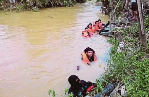   ANGGOTA pasukan penyelamat      mengesan mangsa di kawasan Sungai Tawau. 