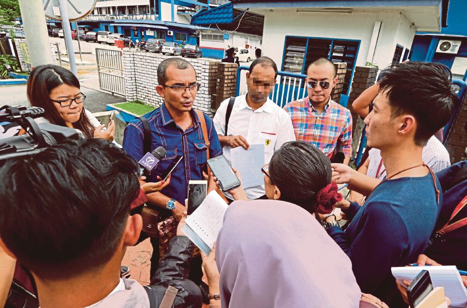 ZAKWAN  bersama mangsa (dua dari kanan) bercakap kepada wartawan di luar IPD Petaling Jaya,  semalam.