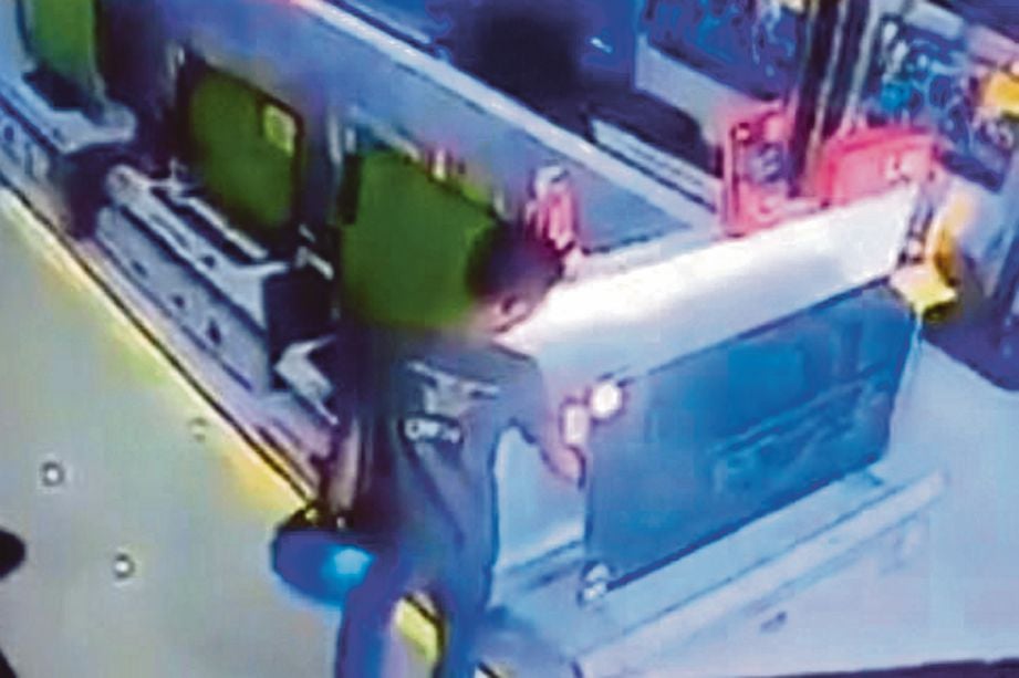 RAKAMAN CCTV  menyaksikan seorang lelaki mencuri televisyen di sebuah kedai elektrik di Jalan Urat Mata 2, Kuching, kelmarin.