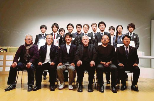 BOEY  (berdiri  lima dari kiri) bersama peserta dan juri Pertandingan Rekaan Seni Bina Tempat Perlindungan Antarabangsa di Jepun.